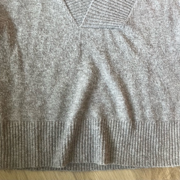 ** Evereve Women's Vneck cross long sleeve sweater Small Gray Beige - Picture 3 of 10